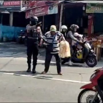 Bentuk Kepedulian, Polisi di Depok Bantu Lansia dan Borong Dagangannya