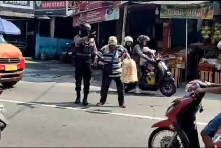 Screenshot_20260425_191520_Gallery Bentuk Kepedulian, Polisi di Depok Bantu Lansia dan Borong Dagangannya