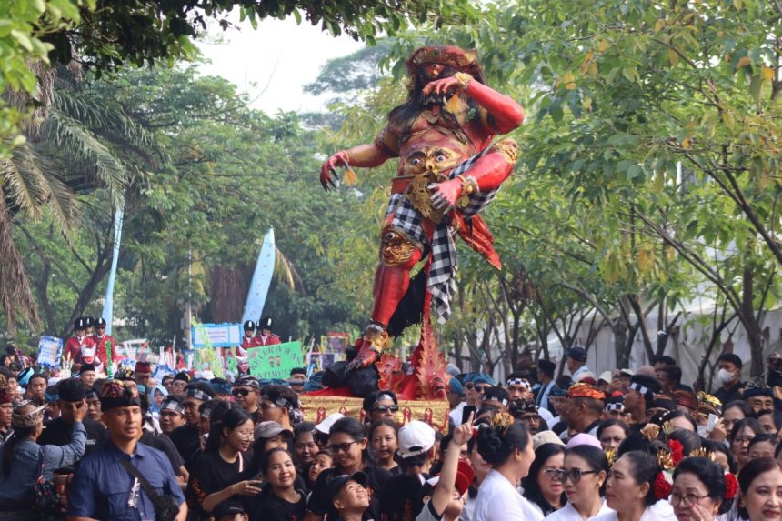 Penampilan Ogoh-Ogoh Bikin Puncak Lebaran Depok 2026 Makin Meriah