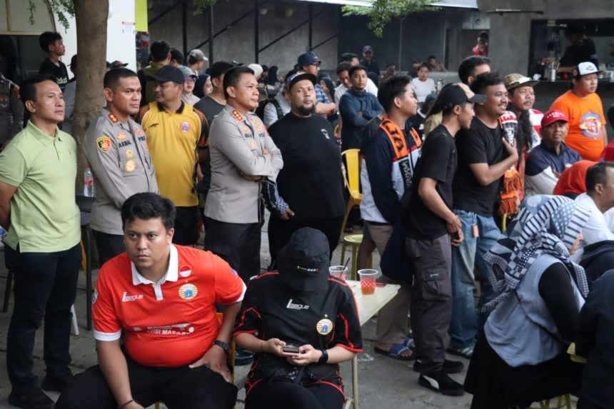 Suasana Kondusif Warnai Nobar Persija vs Persib di Depok