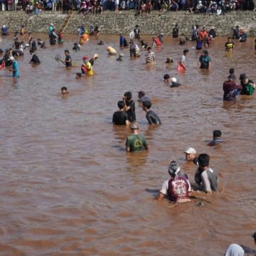 Antusias Warga Membludak di Ngubek Empang, Lebaran Depok 2026 Kian Semarak