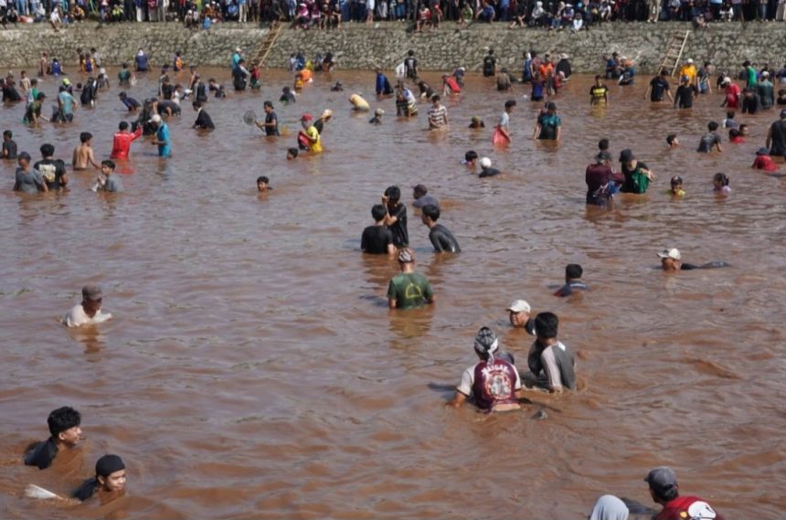 Antusias Warga Membludak di Ngubek Empang, Lebaran Depok 2026 Kian Semarak